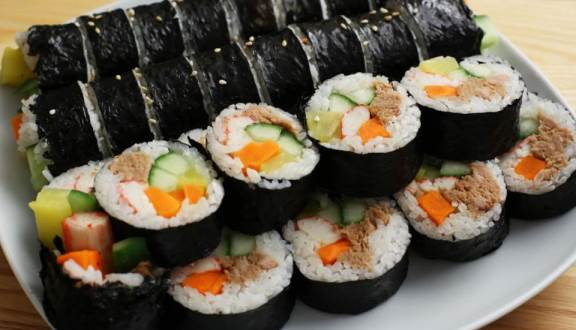 Kimbap là một trong những món ăn nổi tiếng nhất tại Hàn Quốc. Món ăn này gần giống với món sushi truyền thống của người Nhật, tuy nhiên, kimbap không ăn với cá sống như sushi.