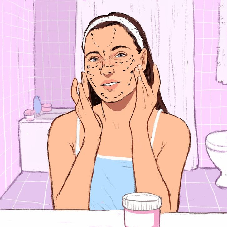 Bôi kem dưỡng ẩm: Đây là bước cơ bản, cần thiết và bắt buộc trong quy trình chăm sóc da mặt hàng ngày. Bạn cần chọn loại kem phù hợp với nhu cầu của làn da. Khi thoa kem, sử dụng các đầu ngón tay, xoa vuốt nhẹ để dưỡng chất được hấp thụ tốt hơn và kích thích lưu thông máu.