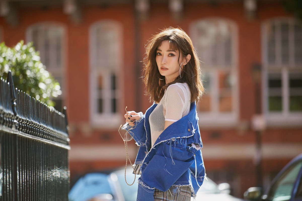 Thực đơn ăn kiêng của nữ ca sĩ 46 tuổi gồm nhiều loại hoa quả tươi và rau xanh như cần tây, dưa chuột, cà chua, chuối... Các thực phẩm này vừa giúp tăng cường vitamin, vừa bổ sung nước cho cơ thể và làn da, thúc đẩy tuần hoàn máu, nhờ vậy, cô không chỉ giữ được vòng eo thon thả mà còn có làn da mịn màng, trắng sáng.