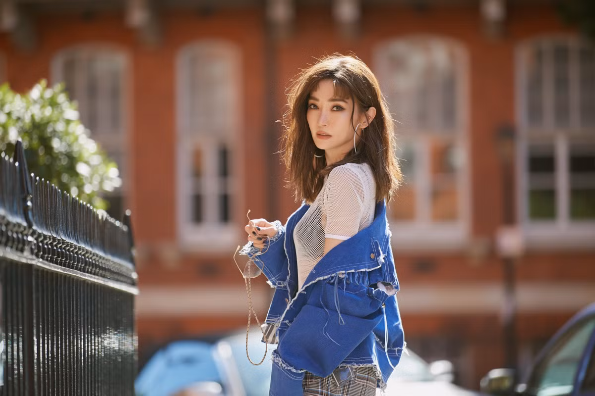 Thực đơn ăn kiêng của nữ ca sĩ 46 tuổi gồm nhiều loại hoa quả tươi và rau xanh như cần tây, dưa chuột, cà chua, chuối... Các thực phẩm này vừa giúp tăng cường vitamin, vừa bổ sung nước cho cơ thể và làn da, thúc đẩy tuần hoàn máu, nhờ vậy, cô không chỉ giữ được vòng eo thon thả mà còn có làn da mịn màng, trắng sáng.