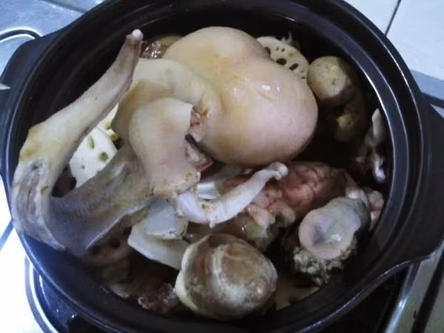 Ngọc dương: Càng về cuối năm, nhu cầu ngọc dương (hay còn gọi là cà dái dê) càng nhiều. Tuy nhiên, theo các chủ trại dê núi đá ở Ninh Bình, do số lượng có hạn nên dù các đại gia có bỏ cả tiền triệu cũng khó mà mua được bộ “thần dược phòng the” như ý muốn.