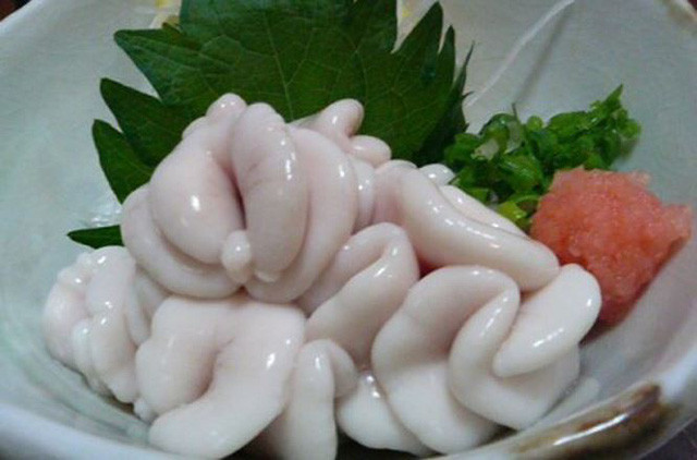 Tinh hoàn cá là món ăn truyền thống, đặc sản nổi tiếng ở Nhật. Món ăn này hiện được nhà giàu Việt lùng mua trong thời gian gần đây. Họ sẵn sàng chi cả vài triệu đồng/kg để mua sản phẩm này về thưởng thức. Nhiều người cho rằng, tinh hoàn cá tốt cho sức khỏe, nhất là sức khỏe nam giới.