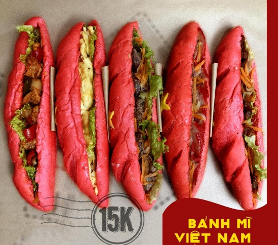 Bánh mì Tổ quốc có phần vỏ bánh được nhuốm màu đỏ hồng tự nhiên, đặc trưng của 100% củ dền và thanh long ruột đỏ. Còn lá cờ đỏ sao vàng được làm từ bột mì protein cao, men tươi hòa cùng bột củ nghệ và muối. Sau khi chế biến, bánh nóng, xốp bông, thơm lừng hương thanh long và có độ giòn rụm vừa phải.