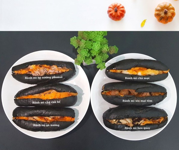 Cũng giống như nhiều loại bánh mì truyền thống khác, chiếc bánh mì đen này được ăn kèm cùng các loại nhân như: Chả mực, chả cua bể, xíu mại tôm, gà nướng, bò nướng phomai, heo quay... Chiếc bánh mì "bóng đêm" này có giá bán dao động từ 25 – 45 nghìn đồng/chiếc tuỳ loại nhân.