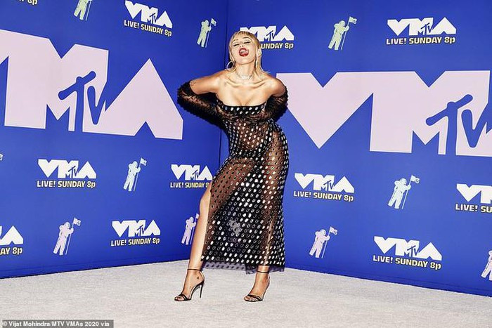 Nữ ca sĩ Miley Cyrus “đốt mắt” công chúng với đầm xuyên thấu trên thảm đỏ MTV Video Music Awards 2020.