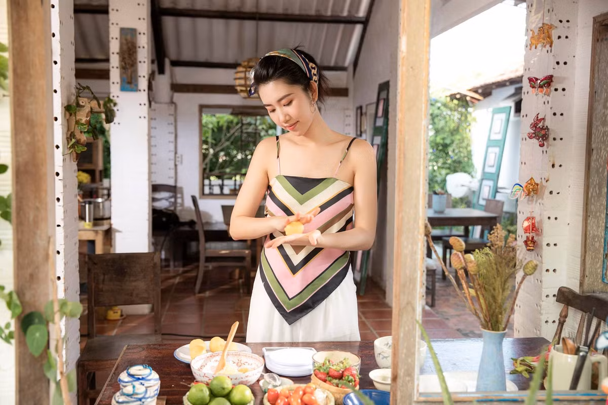 Ngoài tập luyện cho toàn thân, Thúy Ngân còn chăm chỉ tập gập bụng cho eo thon hông nở. Bài tập đơn giản nhưng mang lại hiệu quả cao, có thể luyện tập mọi lúc mọi nơi.