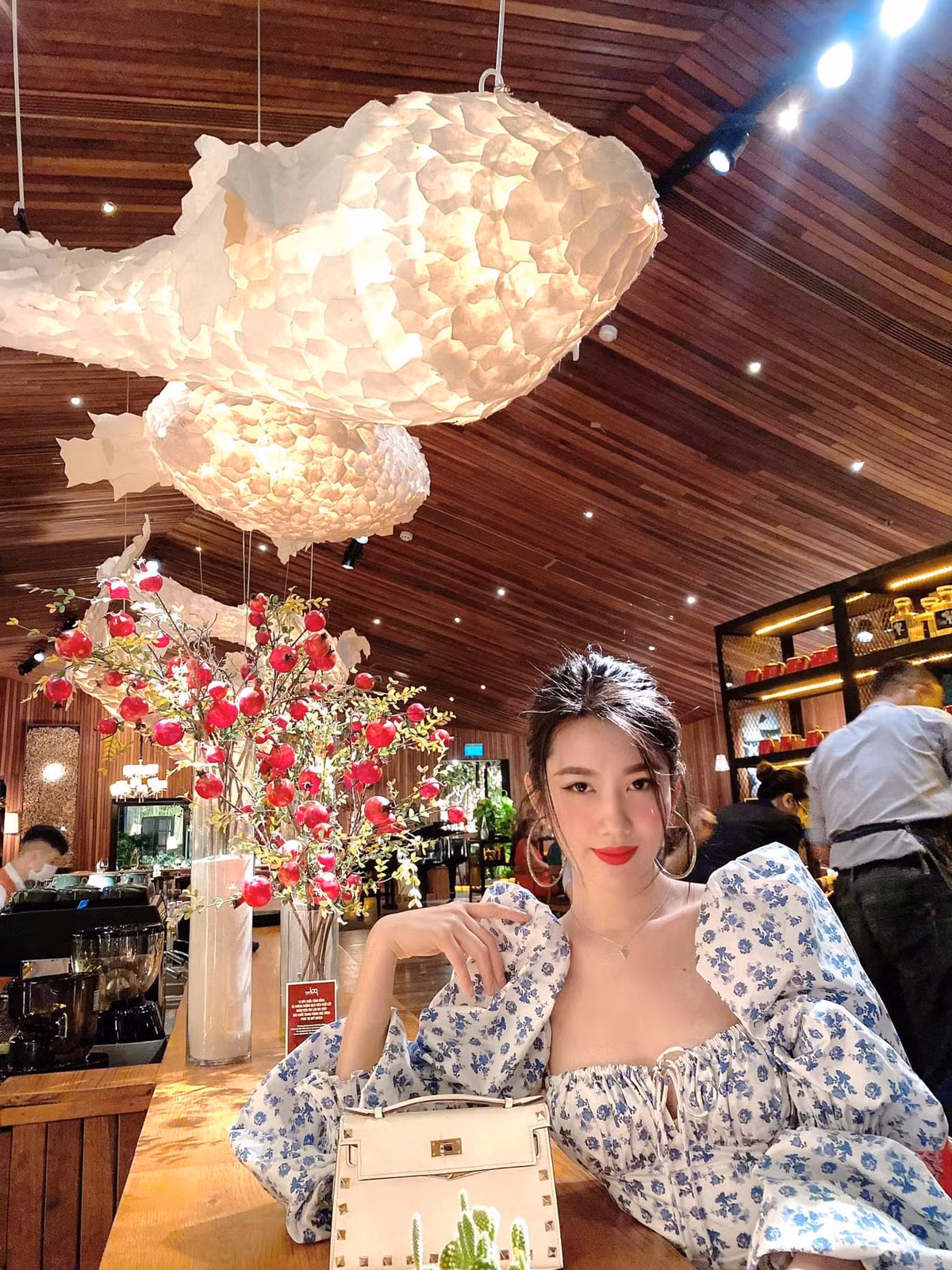 Có thể nói, Thúy Ngân là một trong những nữ diễn viên sở hữu thân hình đồng hồ cát hoàn hảo và trội bật nhất nhì làng điện ảnh Việt. Người đẹp sinh năm 1991 cao 1,7 m với số đo ba vòng là 90-60-89.