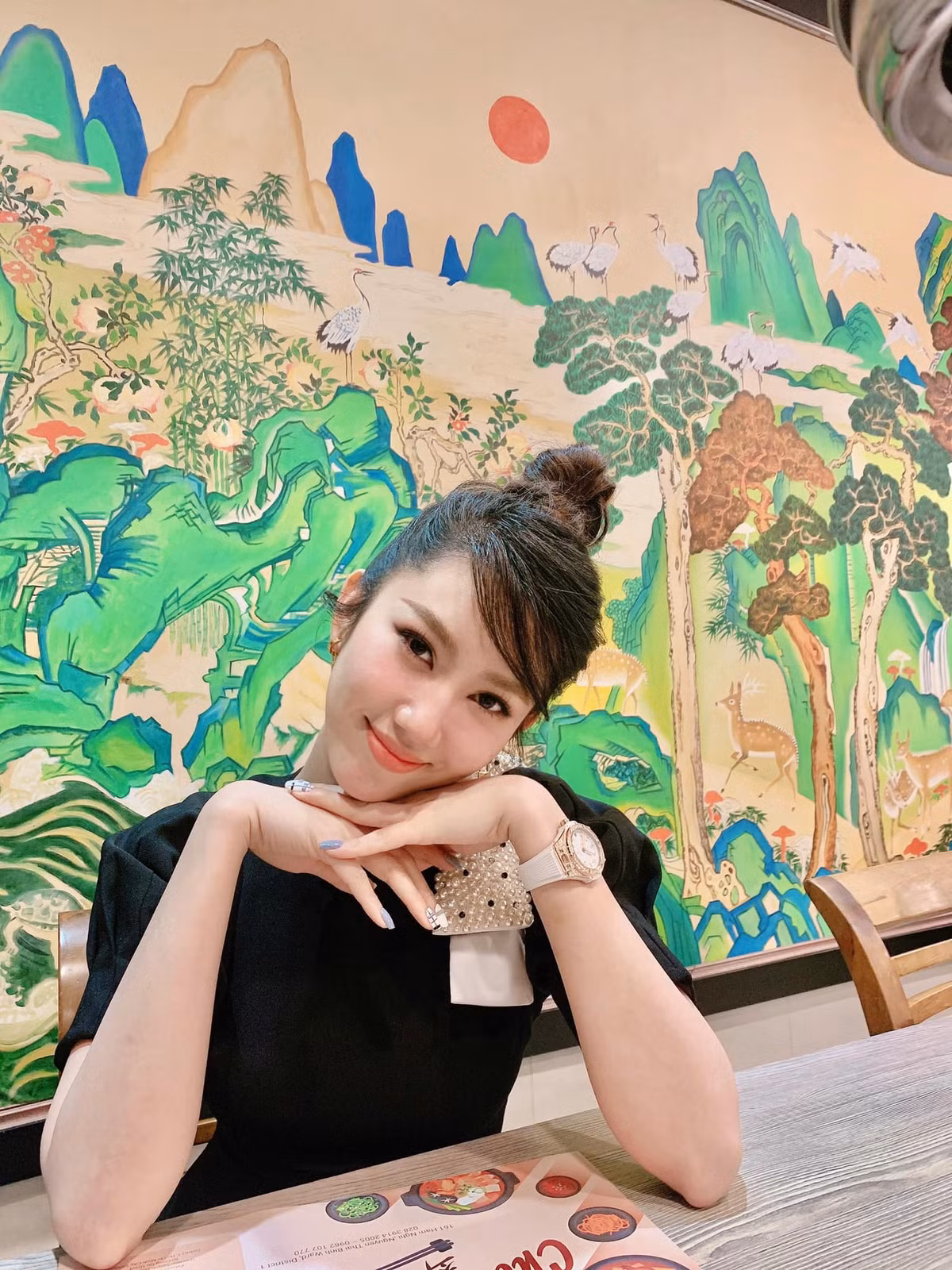 Chia sẻ về bí quyết có thân hình đồng hồ cát, Thúy Ngân cho hay: “Kiêng tinh bột gần như tuyệt đối, thay bằng yến mạch (ăn sáng), khoai lang luộc sẵn ăn lúc đói. Trưa ăn bình thường, tối ăn trước 6-7h, ăn salad, húp súp…