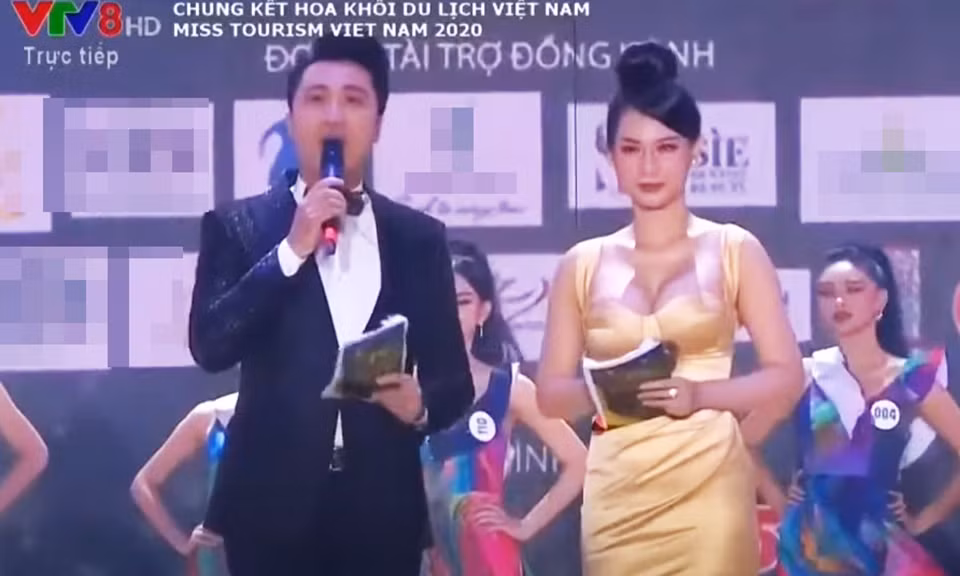 Dẫn chương trình cuộc thi Hoa khôi du lịch Việt Nam 2020, Quỳnh Chi gây chú ý nhờ vẻ ngoài sắc sảo cùng cách ăn mặc táo bạo khi lên sóng.