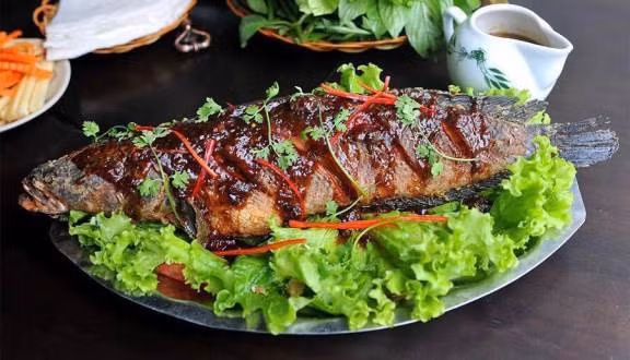 Cá sông được chế biến thành các món khác nhau như Cá nheo ôm chuối đậu, cá ngạnh rán, canh cá Lăng phảng phất hương vị của miền sông nước Đà Giang luôn hấp dẫn thực khách. Các món cá sông Đà thường được bán ở Ao Vua, Khoang xanh Suối tiên, Đầm Long…