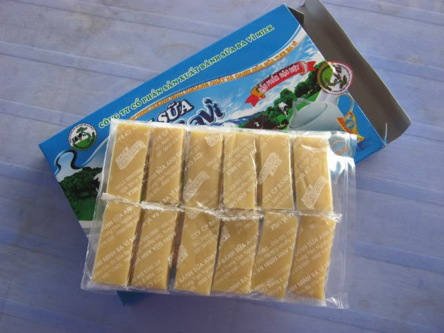 Bánh sữa: Cùng với các sản phẩm khác được chế biến từ sữa, bánh sữa Ba Vì cũng là một trong những món đặc sản nổi tiếng mà ai đặt chân đến vùng đất này cũng muốn được nếm thử. Vị thơm ngon, béo mềm của sữa, bơ cùng với hàm lượng dinh dưỡng cao từ sữa nguyên chất mang đến cảm giác thanh thanh vô cùng vừa miệng.