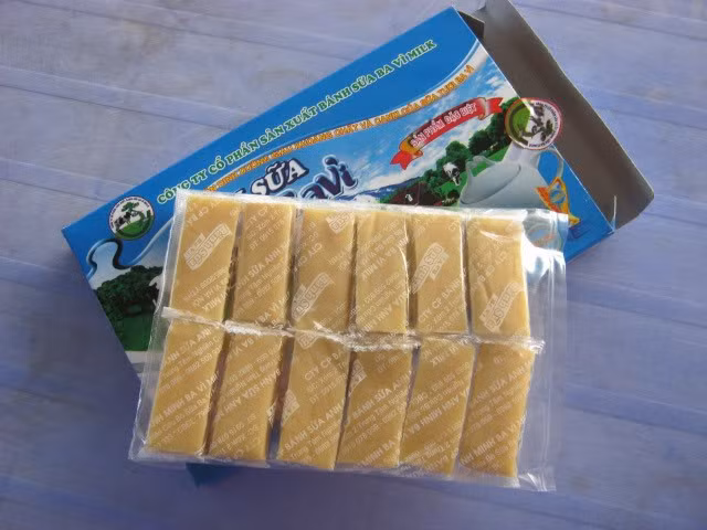 Bánh sữa: Cùng với các sản phẩm khác được chế biến từ sữa, bánh sữa Ba Vì cũng là một trong những món đặc sản nổi tiếng mà ai đặt chân đến vùng đất này cũng muốn được nếm thử. Vị thơm ngon, béo mềm của sữa, bơ cùng với hàm lượng dinh dưỡng cao từ sữa nguyên chất mang đến cảm giác thanh thanh vô cùng vừa miệng.