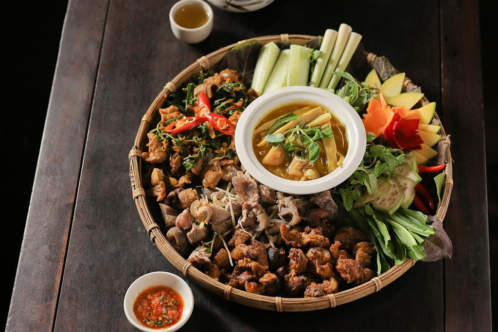 Thịt lợn rừng: Được thiên nhiên ban tặng cho những dãy núi hùng vĩ nên thịt các loại thú rừng cũng rất được ưa chuộng ở Ba Vì. Các loại thịt chim như trĩ, gà gô hoặc nhím, cầy… Thịt thú rừng thường được bán ở các nhà hàng cạnh các điểm du lịch ở Ba Vì.