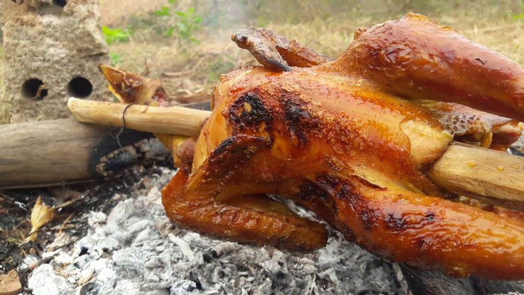 Gà đồi Ba Vì được chế biến thành rất nhiều cá món khác nhau như: gà tần, gà luộc, gà rang xả ớt, lẩu gà, nộm gà. Các quán gà đồi thường nằm trên đường Đại Lộ Thăng Long hoặc gần đường 32.