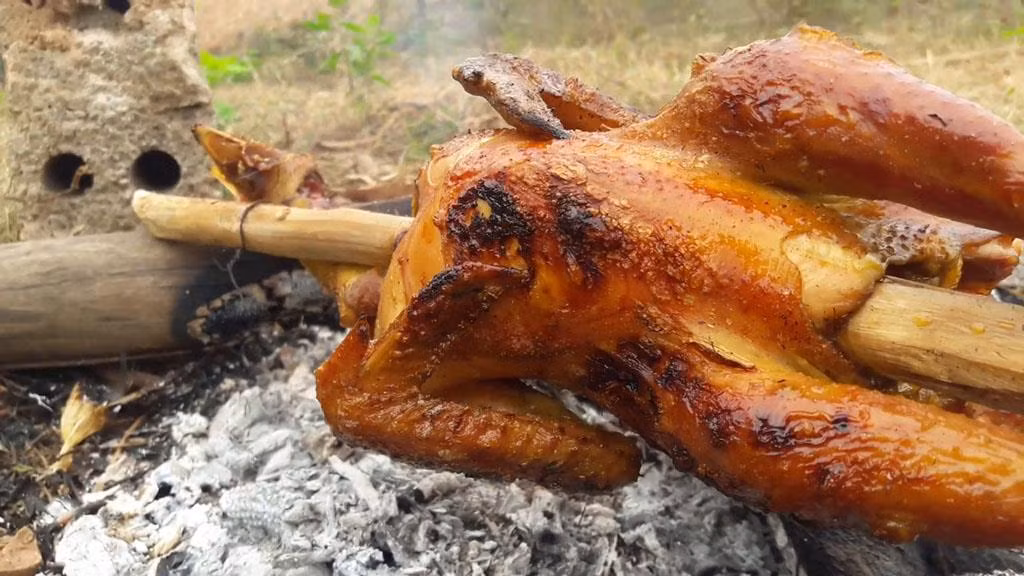 Gà đồi Ba Vì được chế biến thành rất nhiều cá món khác nhau như: gà tần, gà luộc, gà rang xả ớt, lẩu gà, nộm gà. Các quán gà đồi thường nằm trên đường Đại Lộ Thăng Long hoặc gần đường 32.