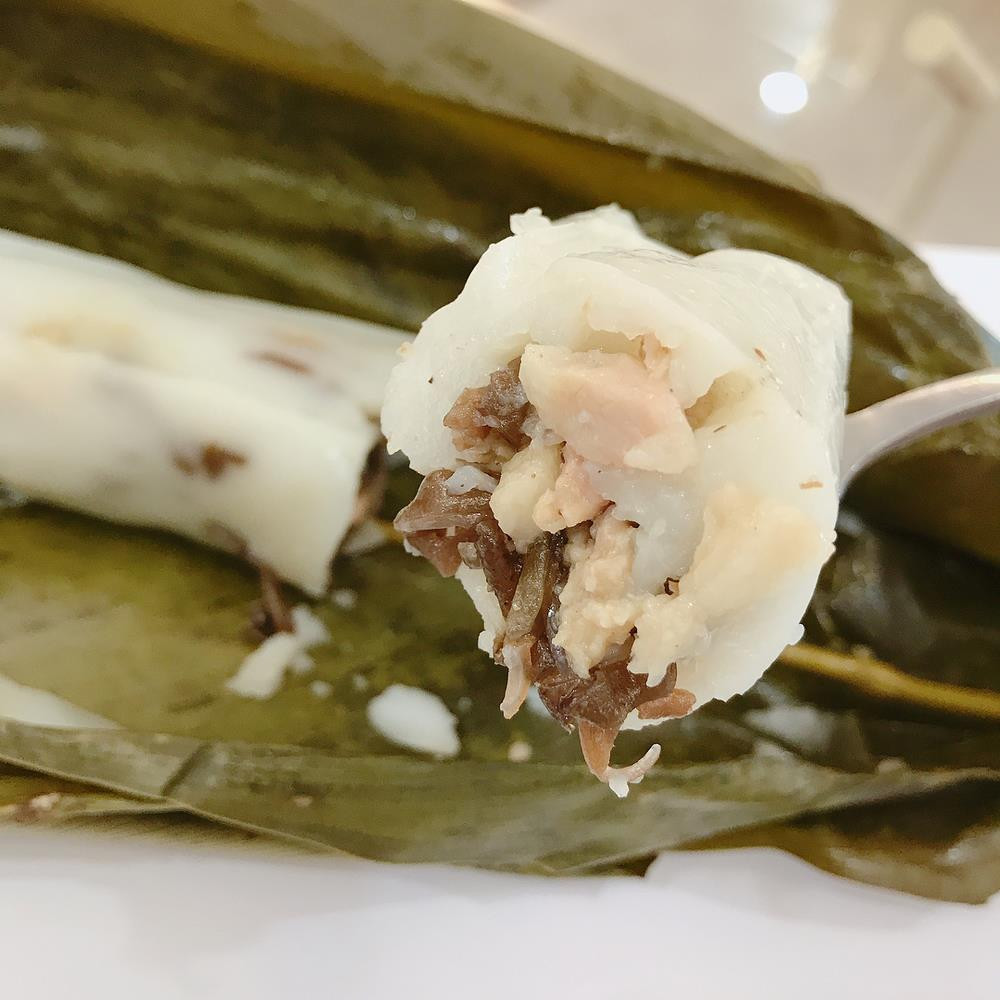 Bánh tẻ làng Phú Nhi là một trong những đặc sản mà bạn không nên bỏ qua. Với phần bánh dẻo mịn, thơm ngậy và nhân đầy ắp thịt, mộc nhĩ, món ăn này còn thích hợp để mua về làm quà. Bánh tẻ ngon hơn khi chấm với nước mắm chanh, ớt.