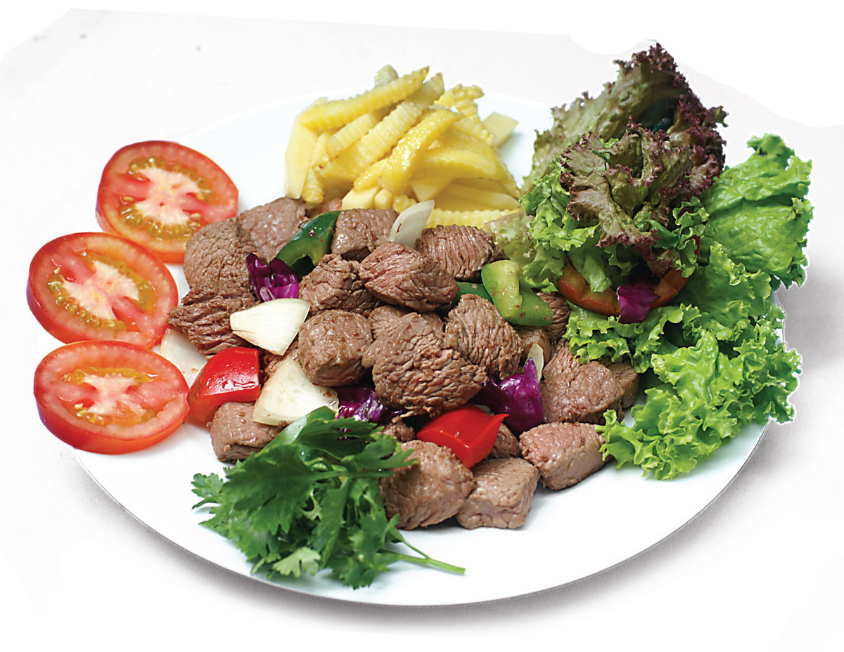 Thịt đà điểu: Hiện nay trên địa bàn huyện Ba Vì đã hình thành nhiều nhóm hộ chuyên nuôi Đà Điểu lấy thịt và trứng để cung ứng cho thị trường nội đô và các vùng phụ cận đặc biệt với món giò Đà Điểu chất lượng thơm ngon, đảm bảo đang được nhiều người tiêu dùng ưa chuộng.