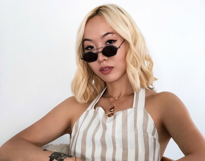 Giống với chị của mình, Dani cũng là một người yêu thời trang. Cô bắt đầu viết blog từ năm 2013. Ngoài là blogger, cô gái sinh năm 1990 còn nổi tiếng với vai trò nhà tạo mẫu tóc. Cô thường viết về du lịch, thời trang và lối sống.