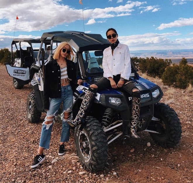 Nhờ phong cách riêng biệt, Aimee và Dani luôn nổi bật mỗi khi xuất hiện cùng nhau trên đường phố, nơi công cộng. Hiện hai chị em họ Song đang cùng quản lý thương hiệu thời trang Two Song.