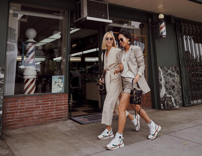 Aimee Song (33 tuổi) và Dani Song (30 tuổi) là cặp chị em người Mỹ gốc Hàn nổi tiếng trong trong giới mộ điệu nhờ phong cách nổi bật, độc đáo. Cả hai đều có niềm đam mê với thời trang và sở hữu trang cá nhân triệu follow.