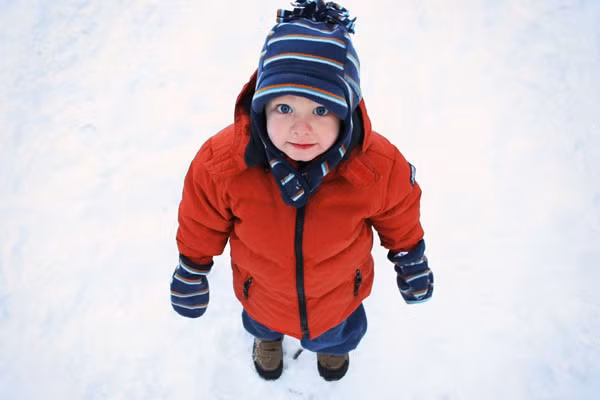 Mùa đông cần giữ ấm cơ thể nhưng bạn cũng phải đảm bảo không được để bé nóng quá dẫn đến toát mồ hôi. Tốt nhất, bạn nên mặc cho bé nhiều lớp quần áo mỏng thay vì ít lớp quần áo dày và lựa chọn những món đồ quần áo co giãn tốt, dễ cởi để có thể linh hoạt điều chỉnh nhiệt độ hợp lý. Ảnh: Internet.