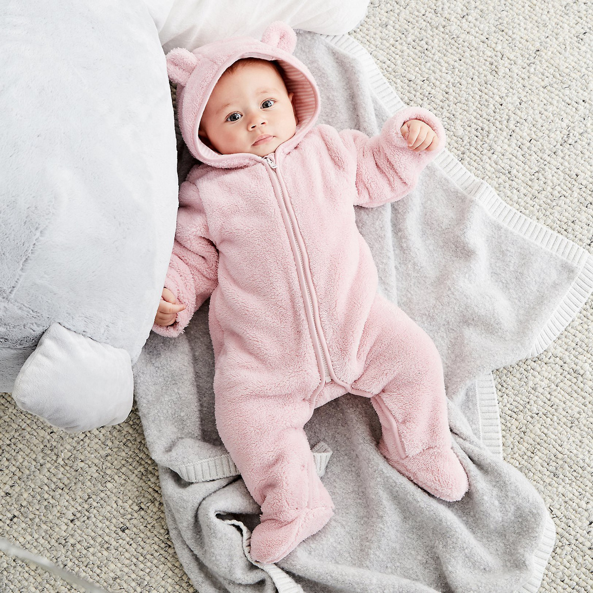 Bụng: Phần bụng liên quan đến hệ tiêu hóa và cực kì nhạy cảm khi thời tiết lạnh. Rất nhiều bé gặp phải tình trạng đi ngoài, tiêu chảy vào mùa đông, đó là vì phần bụng của bé bị nhiễm lạnh, nhu động ruột tăng lên.