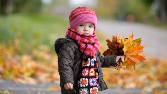 Để bảo vệ đầu, cách tốt nhất là luôn đội mũ khi đi ra ngoài trong thời tiết lạnh. Bên cạnh đó, mỗi ngày, khi thức dậy và trước khi đi ngủ, có thể dùng tay massage nhẹ nhàng để thúc đẩy tuần hoàn máu giúp giữ đầu luôn ấm.