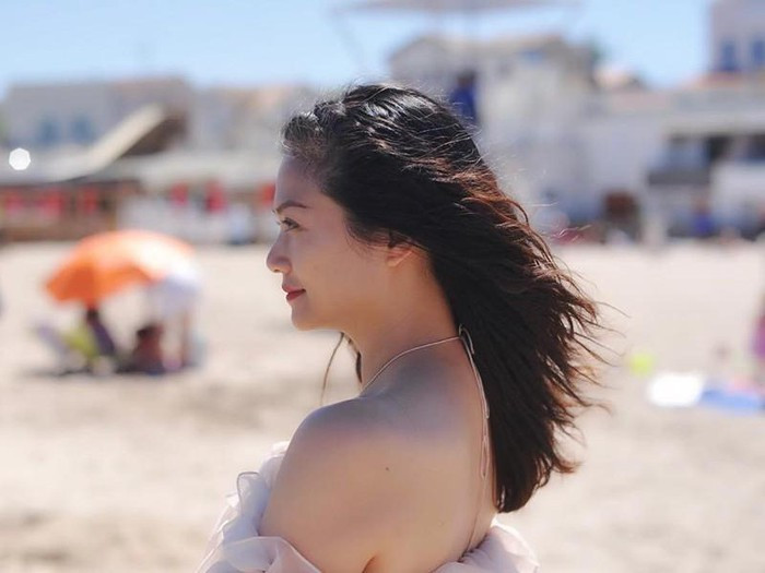 Nữ diễn viên khoe vai trần quyến rũ trong một chuyến đi biển. Ảnh: FBNV.