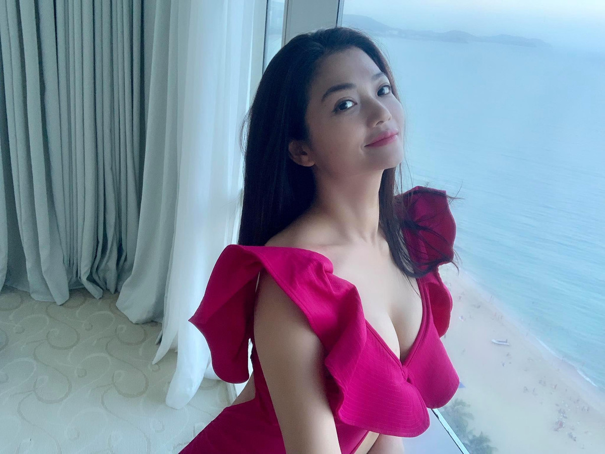 Bà mẹ một con khoe vòng một căng tràn với thiết kế xẻ ngực sâu táo bạo.