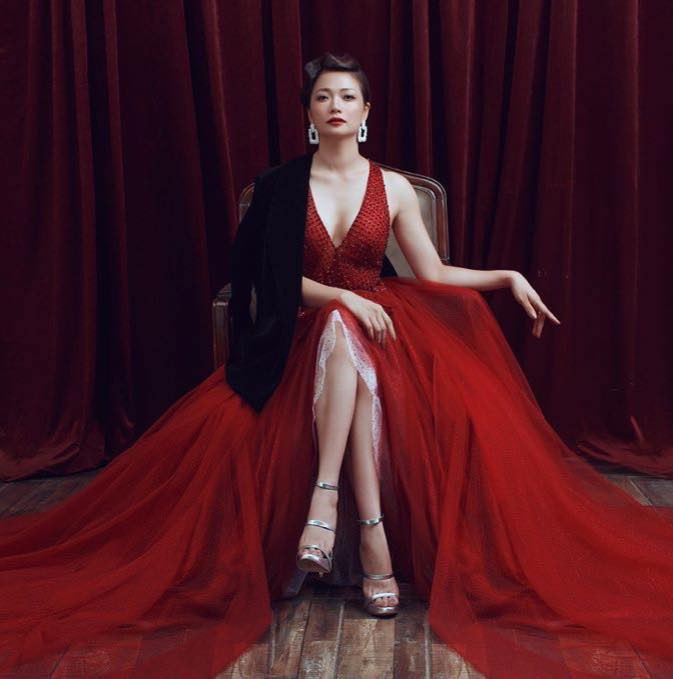 Trong "Hồ sơ cá sấu", Kiều Anh vào vai người phụ nữ ăn mặc quyến rũ. Ngoài đời, nữ diễn viên cũng chuộng style gợi cảm không kém.