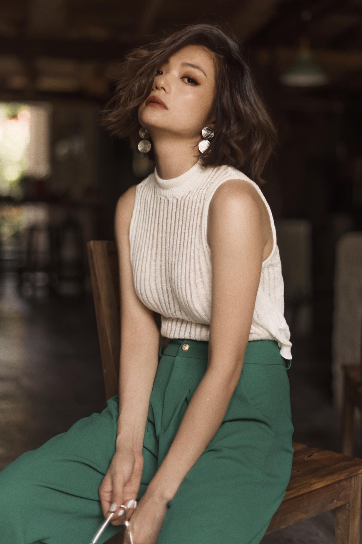 Nữ chính Hồ sơ cá sấu cũng biến hóa đa dạng với nhiều style khác nhau, khi thì gợi cảm, quyến rũ, lúc lại trẻ trung, cá tính.