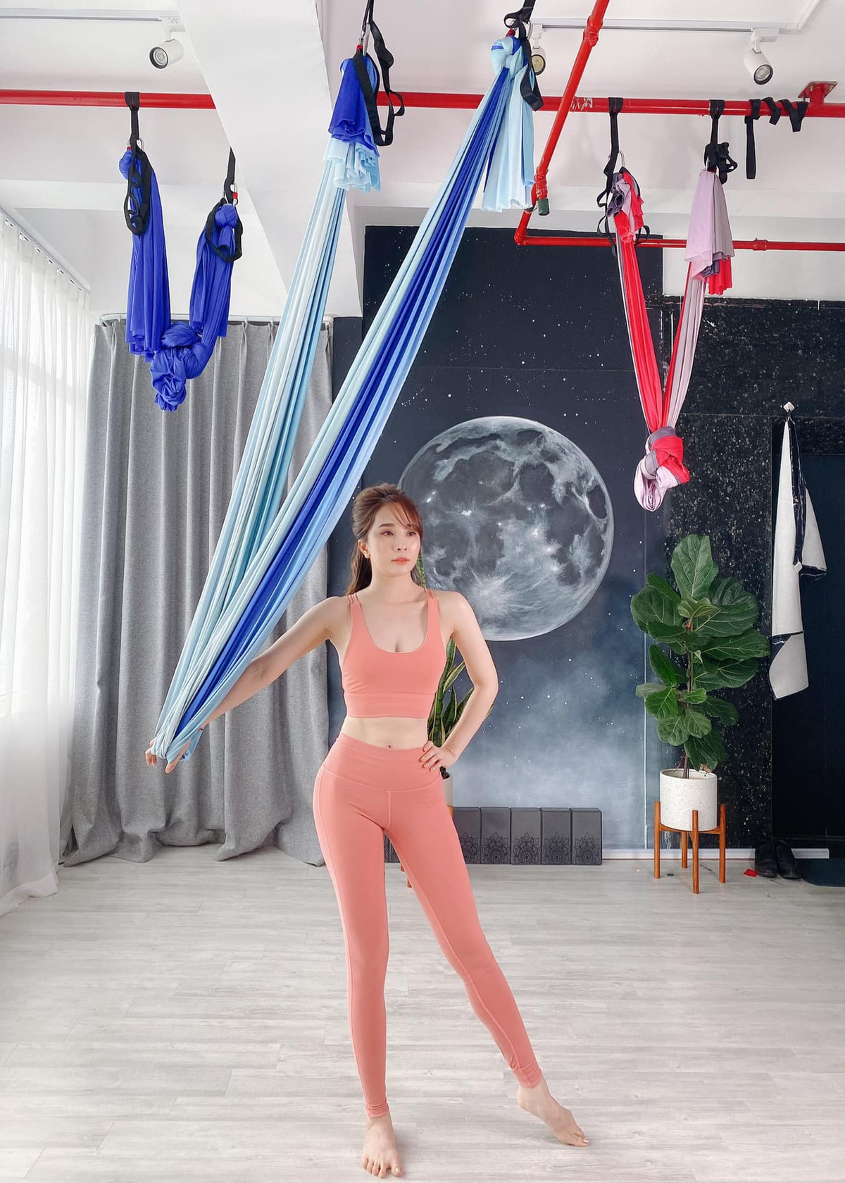 Ngoài gym, múa cột cô còn đồng hành với yoga hơn 1 năm nay, bộ môn này đã giúp cô duy trì được vóc dáng dẻo dai, mềm mại và trẻ trung. “Yoga giúp tôi biết tiết chế cảm xúc, cân bằng hơn trong lúc làm việc”, Quỳnh Nga chia sẻ.