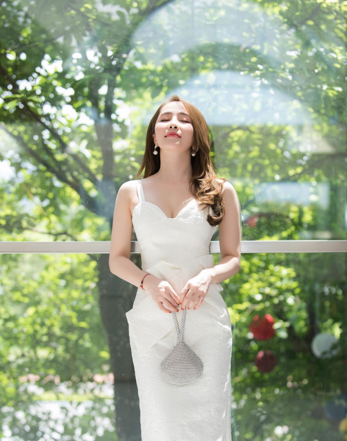 Để kiểm soát cân nặng, Quỳnh Nga cho biết, chị em nên “bỏ túi” những nguyên tắc cơ bản như sau: ăn nhiều chất đạm, ăn thêm chất xơ, giảm căng thẳng, tập yoga, ăn chia phần nhỏ, cung cấp thêm vitamin D…