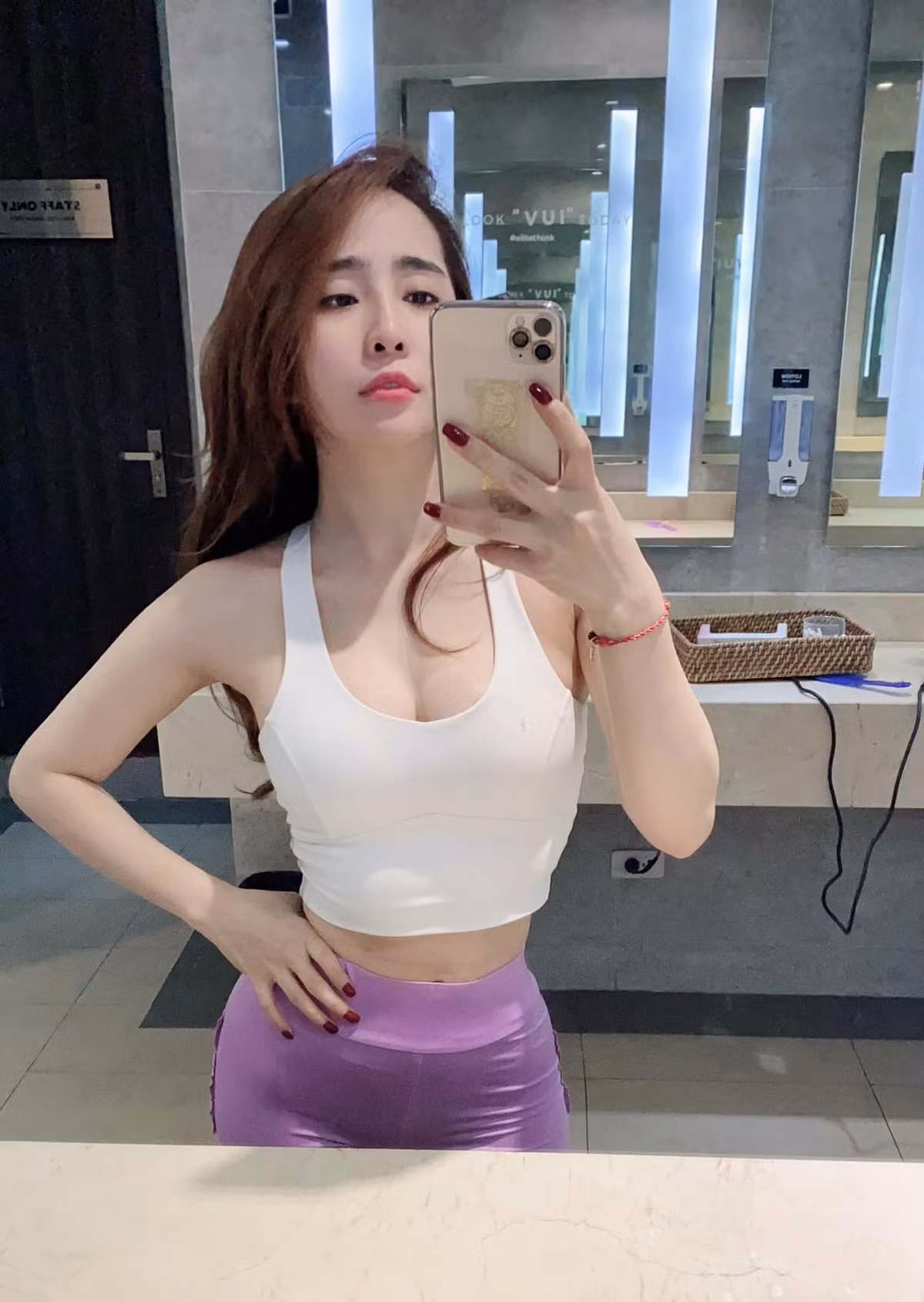 Ngoài ra, để giữ dáng thon thả, người đẹp sinh năm 1988 cũng phải duy trì chế độ tập luyện nghiêm ngặt. Cô say mê tập luyện, cứ có thời gian là cô lao đến phòng tập.