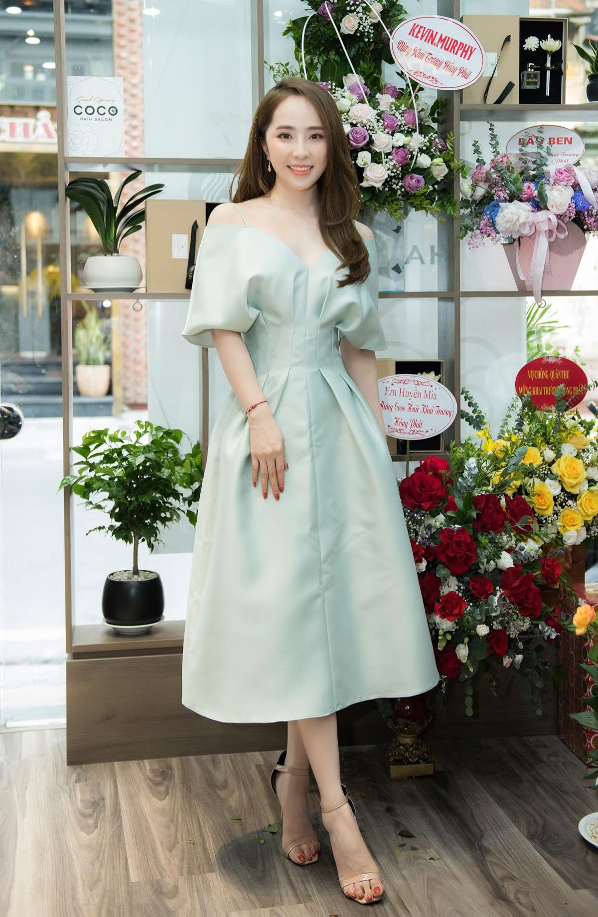 Quỳnh Nga thường chọn bát đĩa nhỏ để giảm lượng thức ăn nạp vào cơ thể. Bữa trưa và bữa tối Quỳnh Nga thường dùng bát đĩa nhỏ, và cố gắng ăn chậm, nhai kỹ. Việc này vừa giúp Quỳnh Nga ăn ít hơn, dễ no, lại tốt cho tiêu hóa, cho dạ dày. Các bữa trưa và tối cô cũng thường ăn nhiều salad, rau xanh.