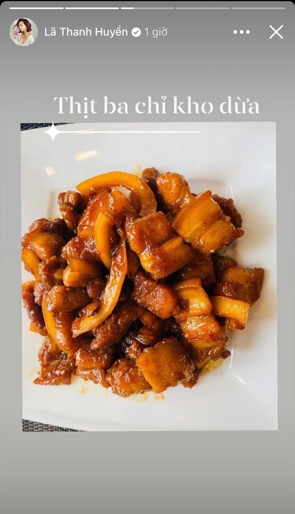 Dù bận rộn với công việc kinh doanh nhưng người đẹp 8X vẫn dành thời gian chăm sóc gia đình và vào bếp nấu nhiều món ngon hấp dẫn mà ông xã và con trai yêu thích.