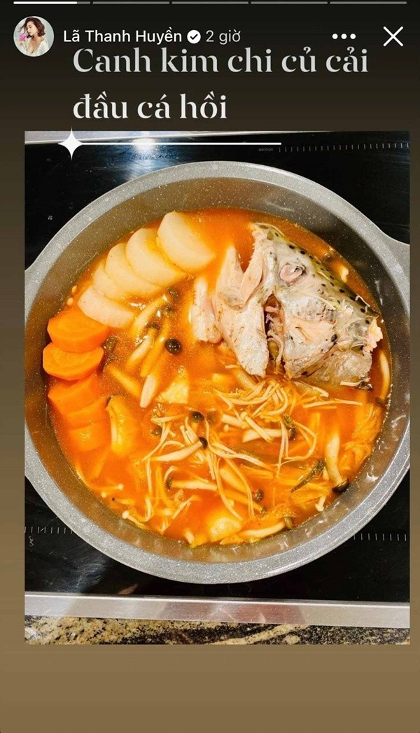 Mới đây, Lã Thanh Huyền vừa trổ tài nấu các món ăn thân thuộc như thịt ba chỉ kho dừa, canh kim chi củ cải đầu cá hồi, sườn sốt ớt Hàn Quốc.