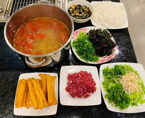 Thỉnh thoảng cô nàng còn "đổi gió" bữa ăn gia đình bằng những món bún phở và được chồng con rất thích.