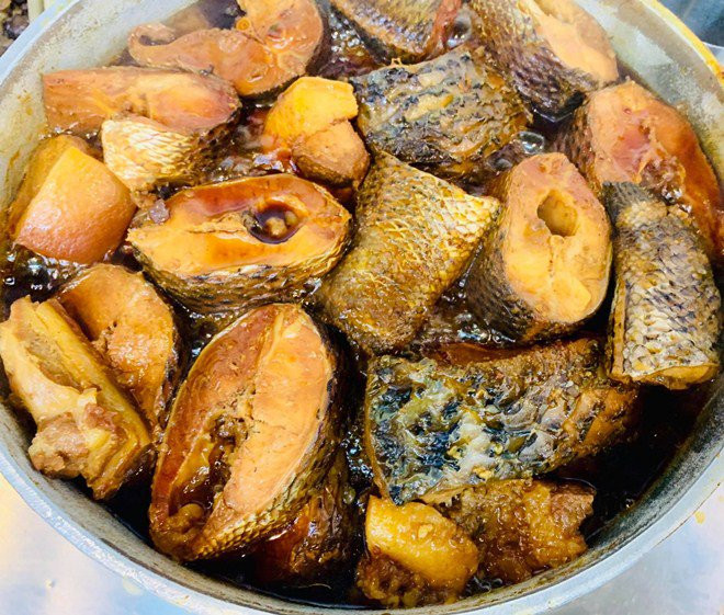 Món cá kho đậm đà do Lã Thanh Huyền chế biến cực kỳ đưa cơm ngày đông lạnh.