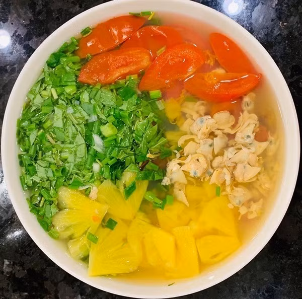 Món canh ngao nấu dứa của Lã Thanh Huyền không chỉ thanh mát, bổ dưỡng mà còn có màu sắc đẹp mắt, rất thích hợp trong tiết trời nắng nóng, oi bức.