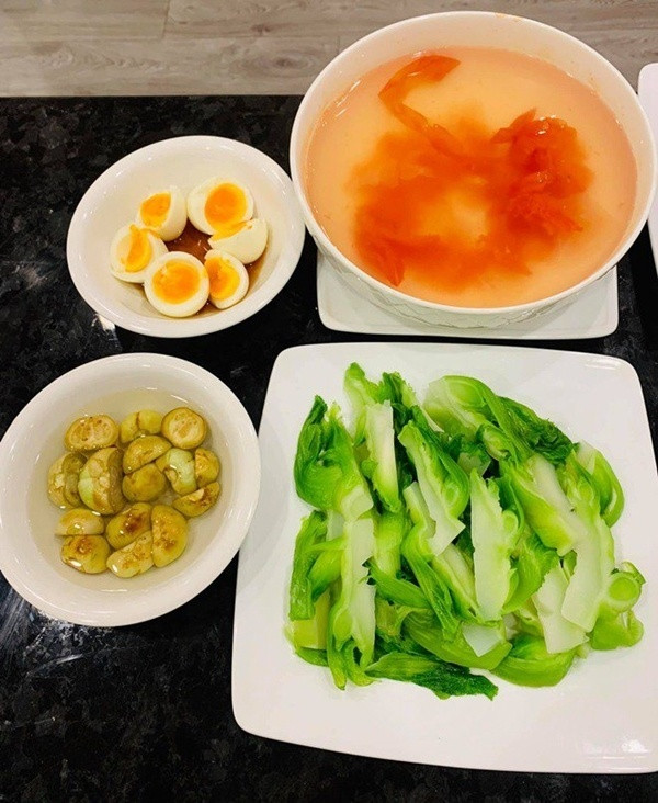 Những mâm cơm đơn giản, đậm chất truyền thống nhưng vô cùng ngon mắt của Lã Thanh Huyền được dân tình khen ngợi hết lời.