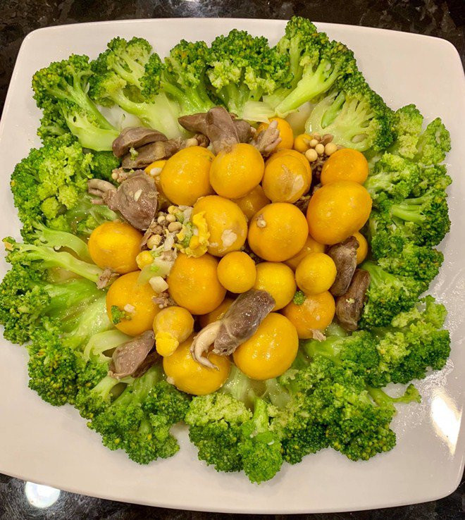 Súp lơ xào tim, trứng được nữ diễn viên trang trí đẹp mắt.