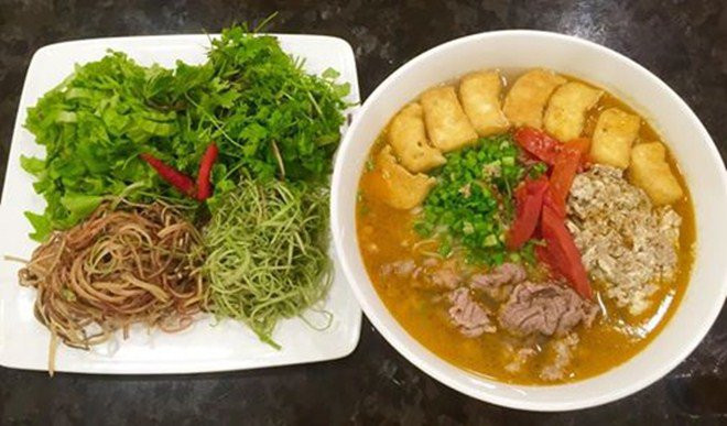 Từ bún thang, bún ốc, bánh riêu, bún sườn chua,..có vẻ không có món gì có thể làm khó được cô nàng tài năng này.