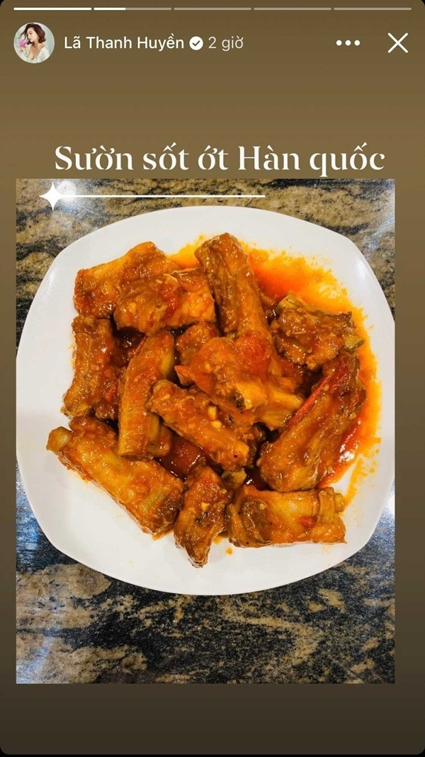 Món sườn sốt ớt Hàn Quốc không chỉ thơm ngon mà còn có hình thức vô cùng hấp dẫn.