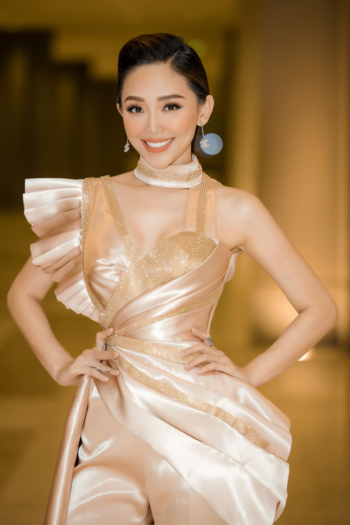 Bên cạnh việc chú trọng vào việc tẩy trang kỹ lưỡng và chăm sóc da đơn giản để làm sạch và dưỡng da bên ngoài thì cô nàng còn không quên chăm sóc và bổ sung dưỡng chất cho làn da từ bên trong.