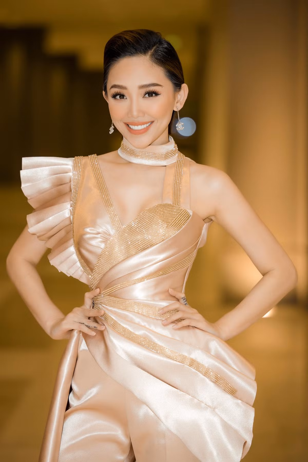 Bên cạnh việc chú trọng vào việc tẩy trang kỹ lưỡng và chăm sóc da đơn giản để làm sạch và dưỡng da bên ngoài thì cô nàng còn không quên chăm sóc và bổ sung dưỡng chất cho làn da từ bên trong.