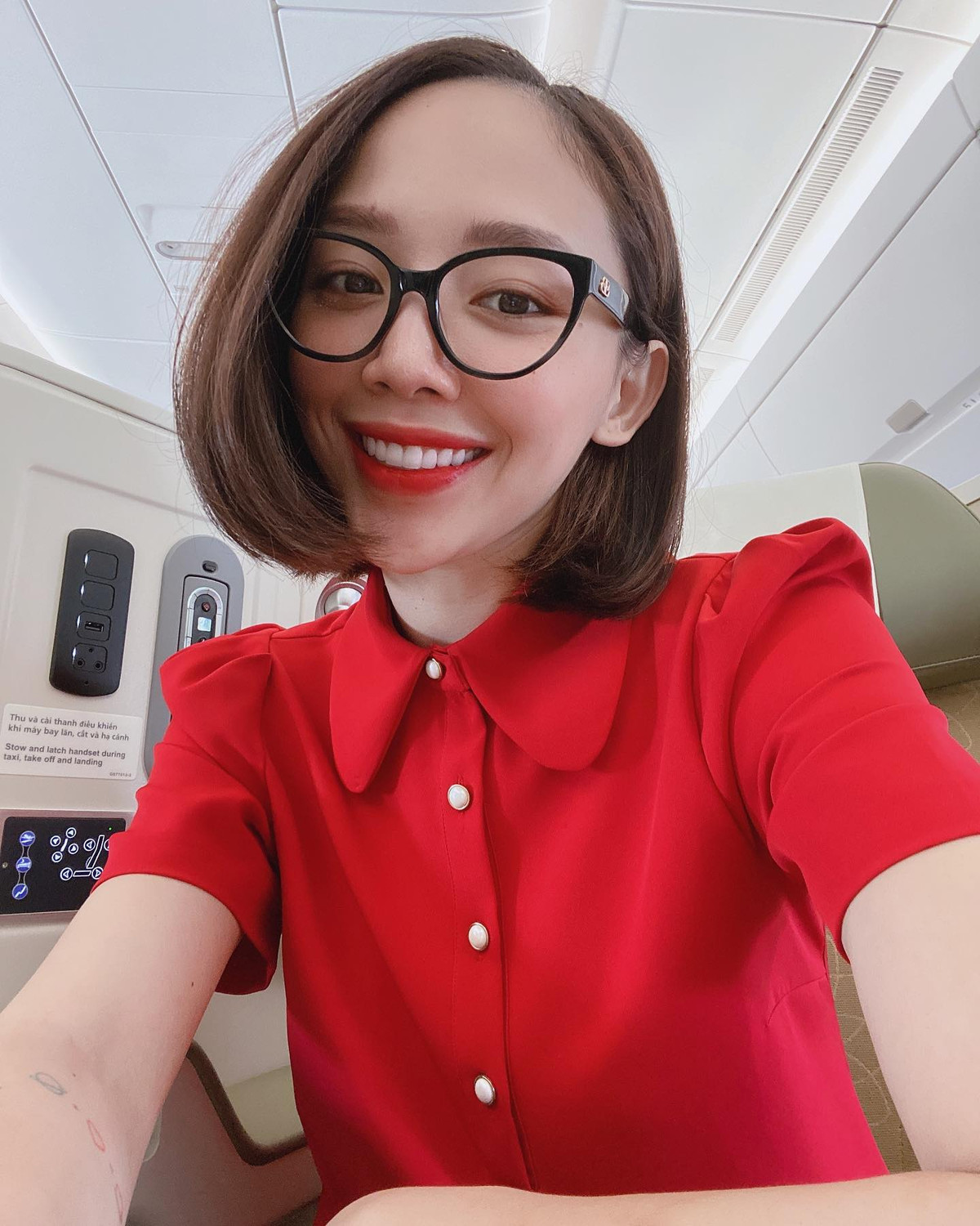 Có thể thấy, gương mặt trước khi tẩy trang và sau khi tẩy trang của cô nàng trông không khác nhau là bao, thậm chí mặt mộc của cô nàng còn được các fan khen ngợi hết lời.