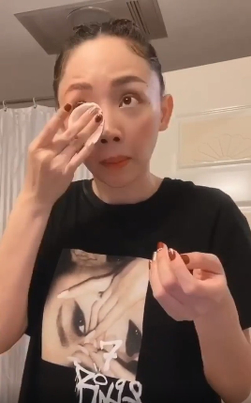 Theo đó, cô tiết lộ: "Mình là đứa thuộc dạng lười chăm sóc da mặt - hứng lên chăm kỹ được vài tuần lại trở về trạng thái lười. Tuy nhiên, dù lười cỡ nào thì mình vẫn tẩy trang kỹ lưỡng tận gốc đủ các bước (tẩy mắt môi riêng, tẩy da bằng micellar water riêng, sau đó rửa thêm 1 lần bằng tẩy trang dạng dầu). Thêm miếng serum + dưỡng ẩm + dưỡng mắt, thế mà an tâm đi ngủ".