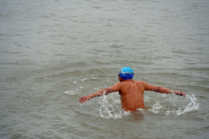 Nhiều người Hà Nội vẫn tắm tiên ở sông Hồng dưới trời lạnh 10 độ C.