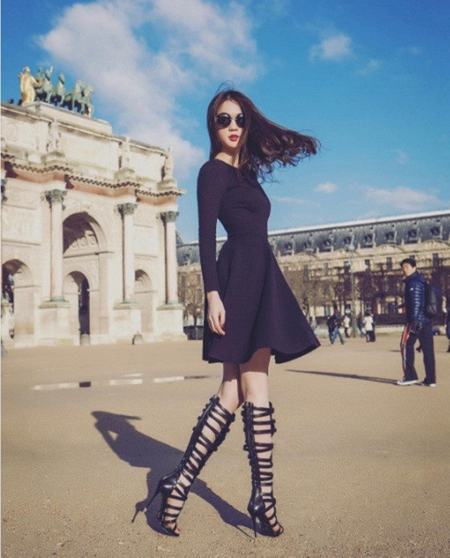 Mẫu xăng đan phong cách chiến binh “nổi như cồn” cũng được người đẹp Trà Vinh mau chóng cập nhật trong chuyến đi nước ngoài.